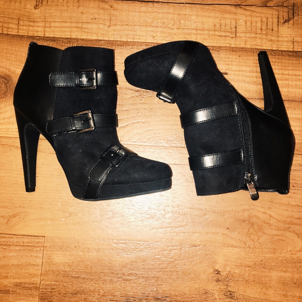 Sam and Libby black booties size 7